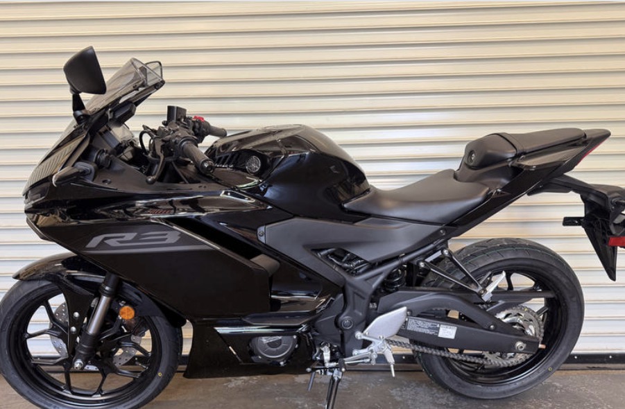 2027 Yamaha YZF R3 - Image 1