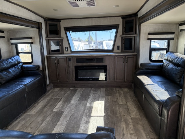 2022 Forest River Sandpiper Luxury 379FLOK - Image 7