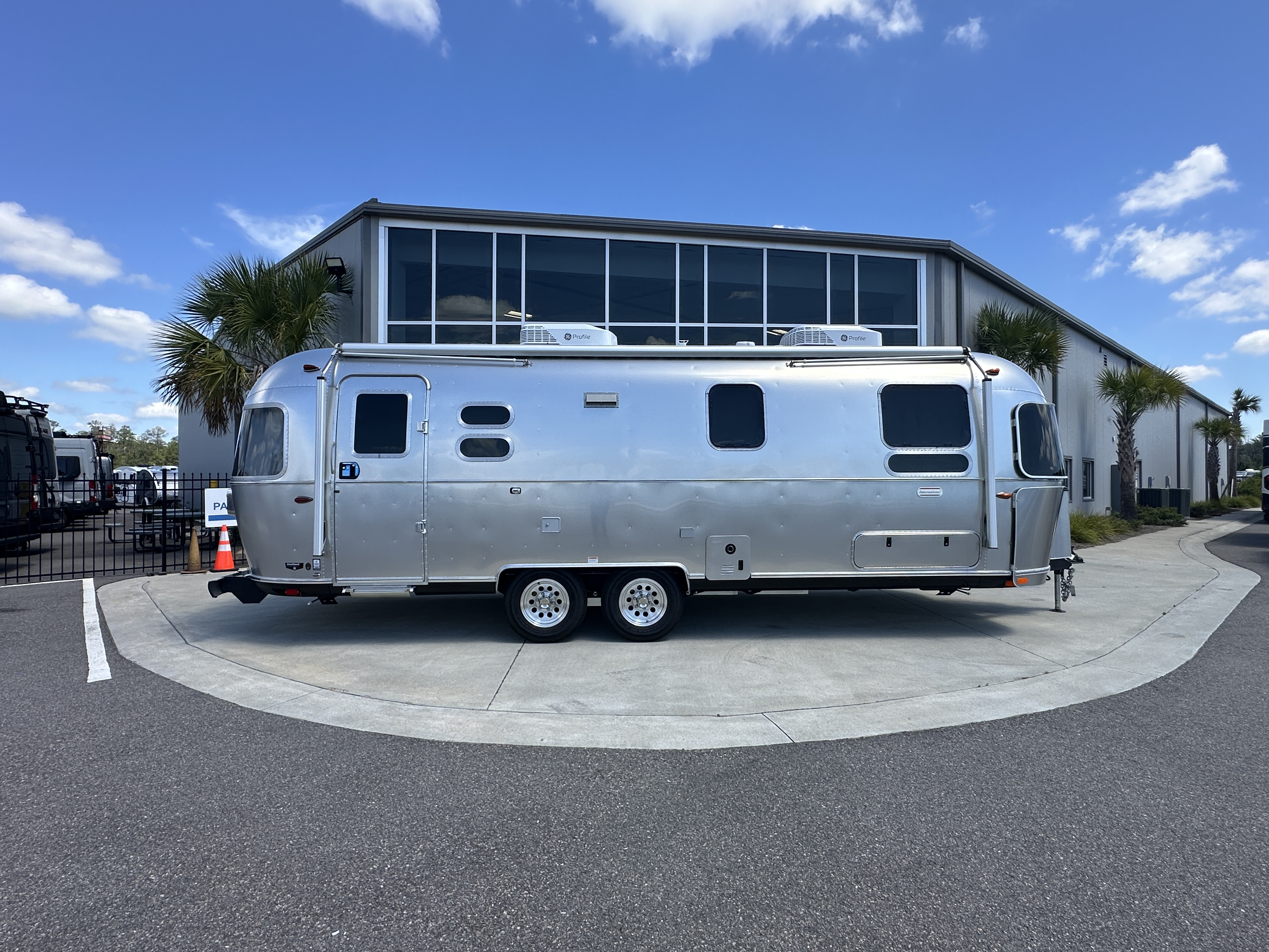 2026 Airstream International 27FB - Image 3