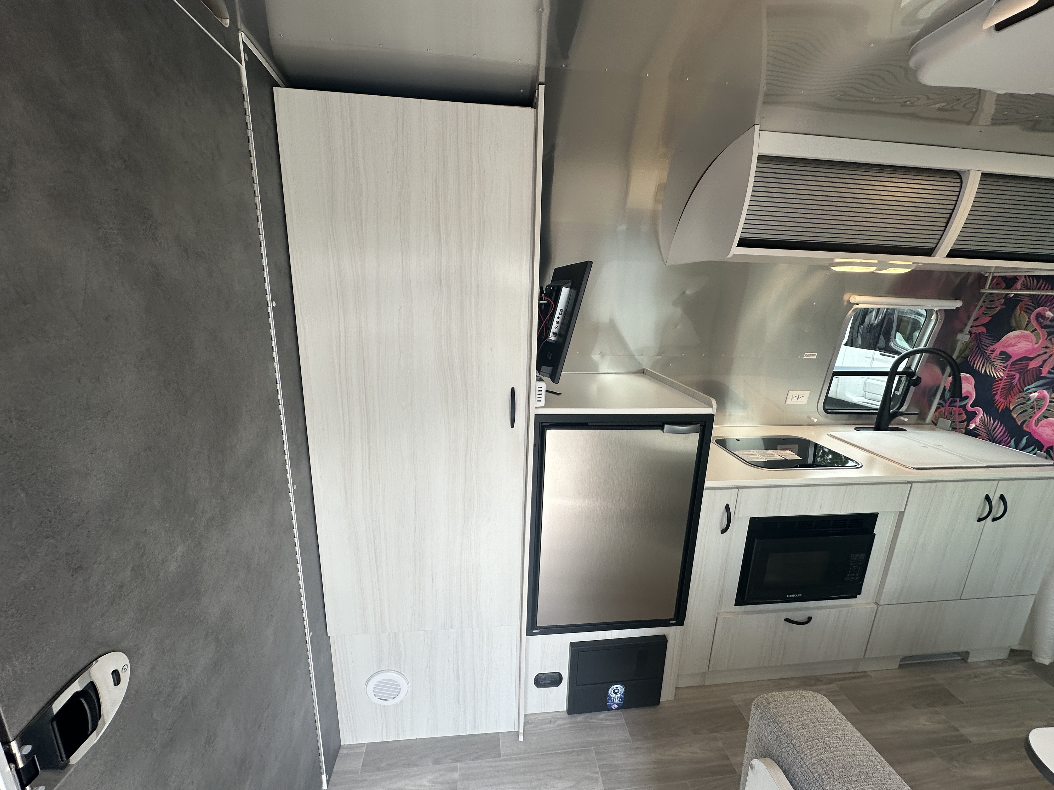 2024 Airstream Bambi 22FB - Image 10