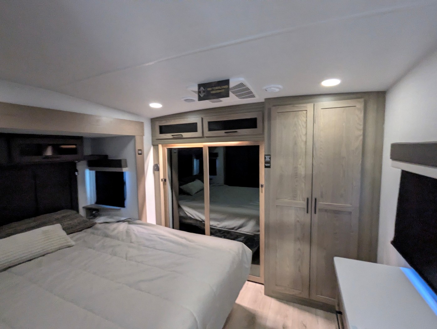 2026 Forest River Rockwood Signature R371RK - Image 13