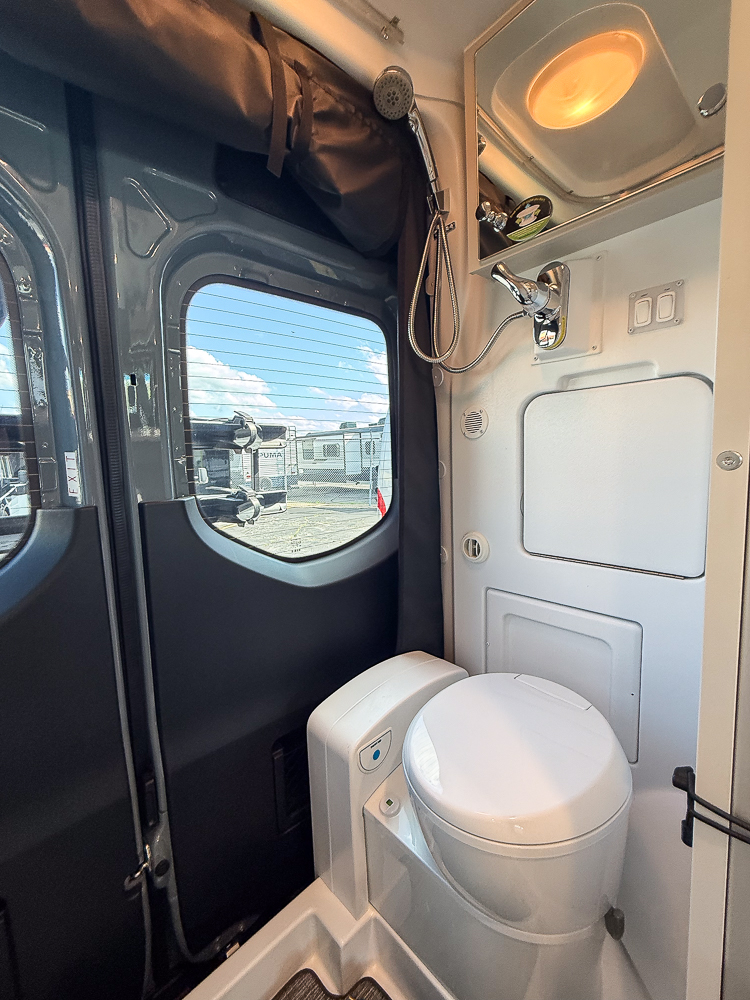 2025 THOR MOTORCOACH 19A - Image 32