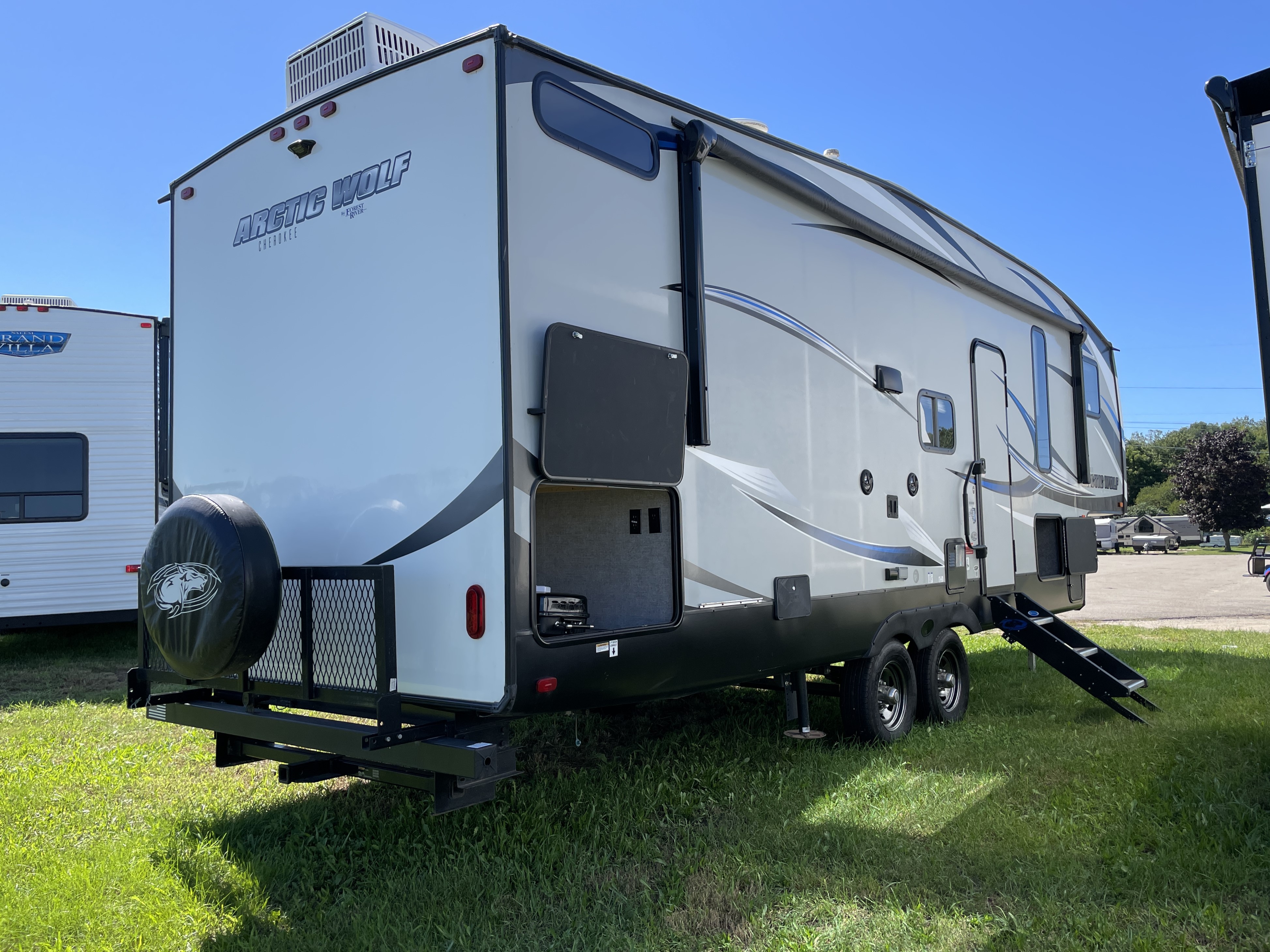 2018 Forest River Cherokee Arctic Wolf 265DBH8 - Image 4