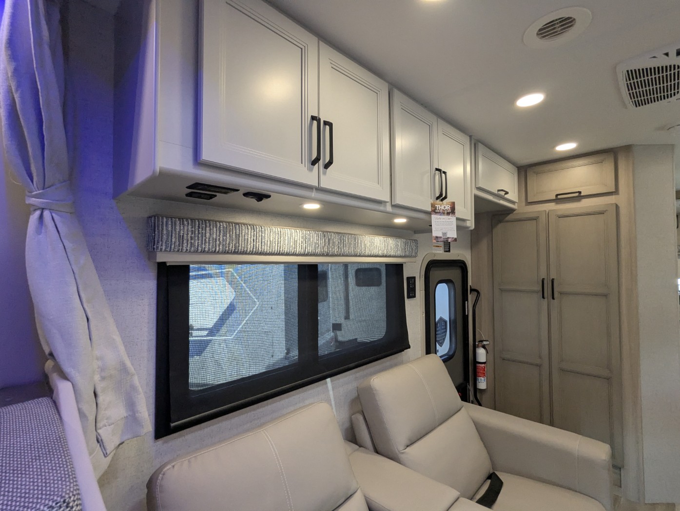 2027 Thor Motor Coach Omni Explorer X32 - Image 21