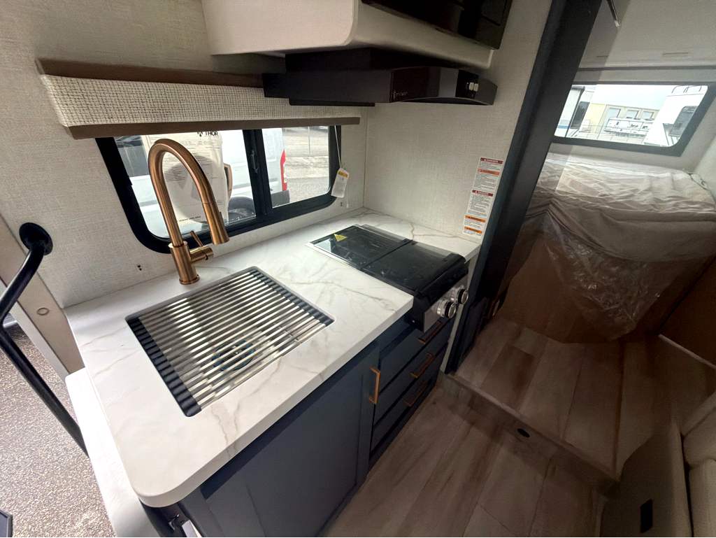 2027 THOR MOTOR COACH MAGNITUDE GA21 - Image 14
