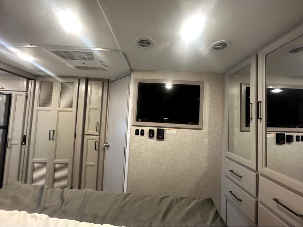 2024 Thor Motor Coach QUANTUM KW29 - Image 28