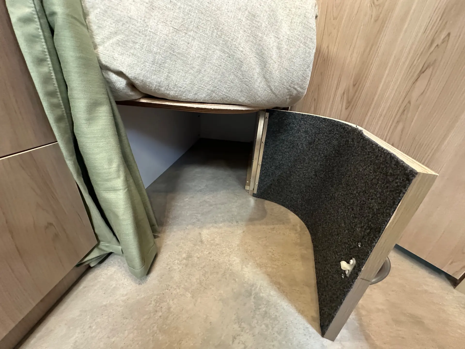 2027 Airstream Flying Cloud 30FB Bunk - Image 40