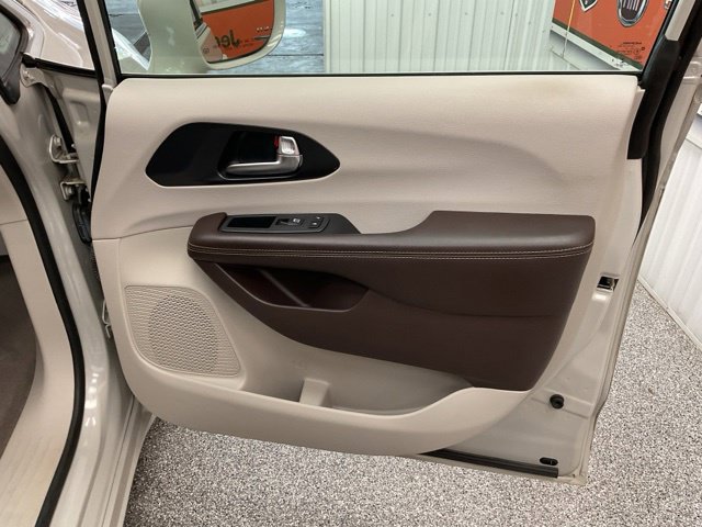 2021 Chrysler Pacifica Wagon 4D Touring - Image 31
