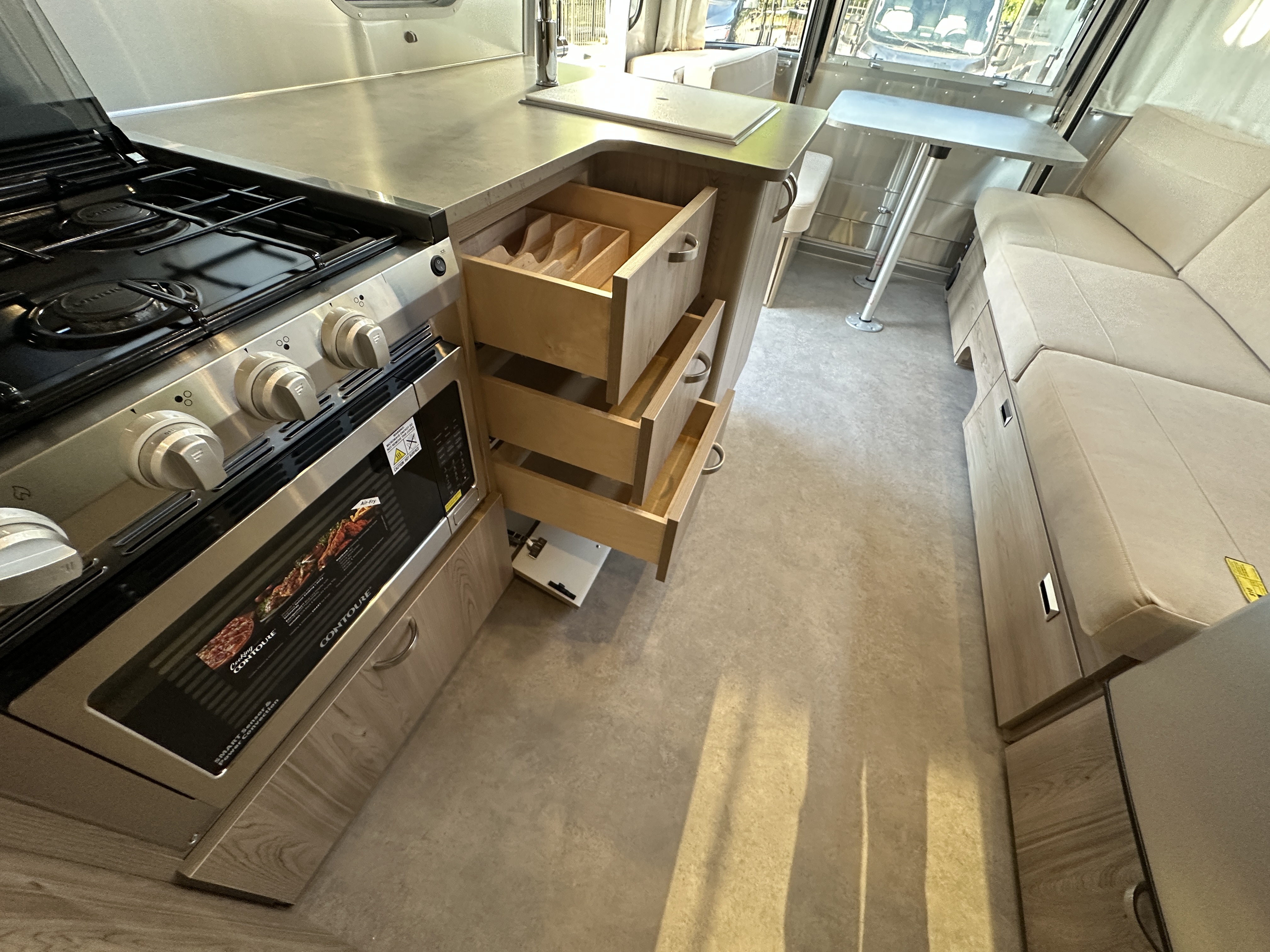 2027 Airstream Flying Cloud 27FB - Image 18