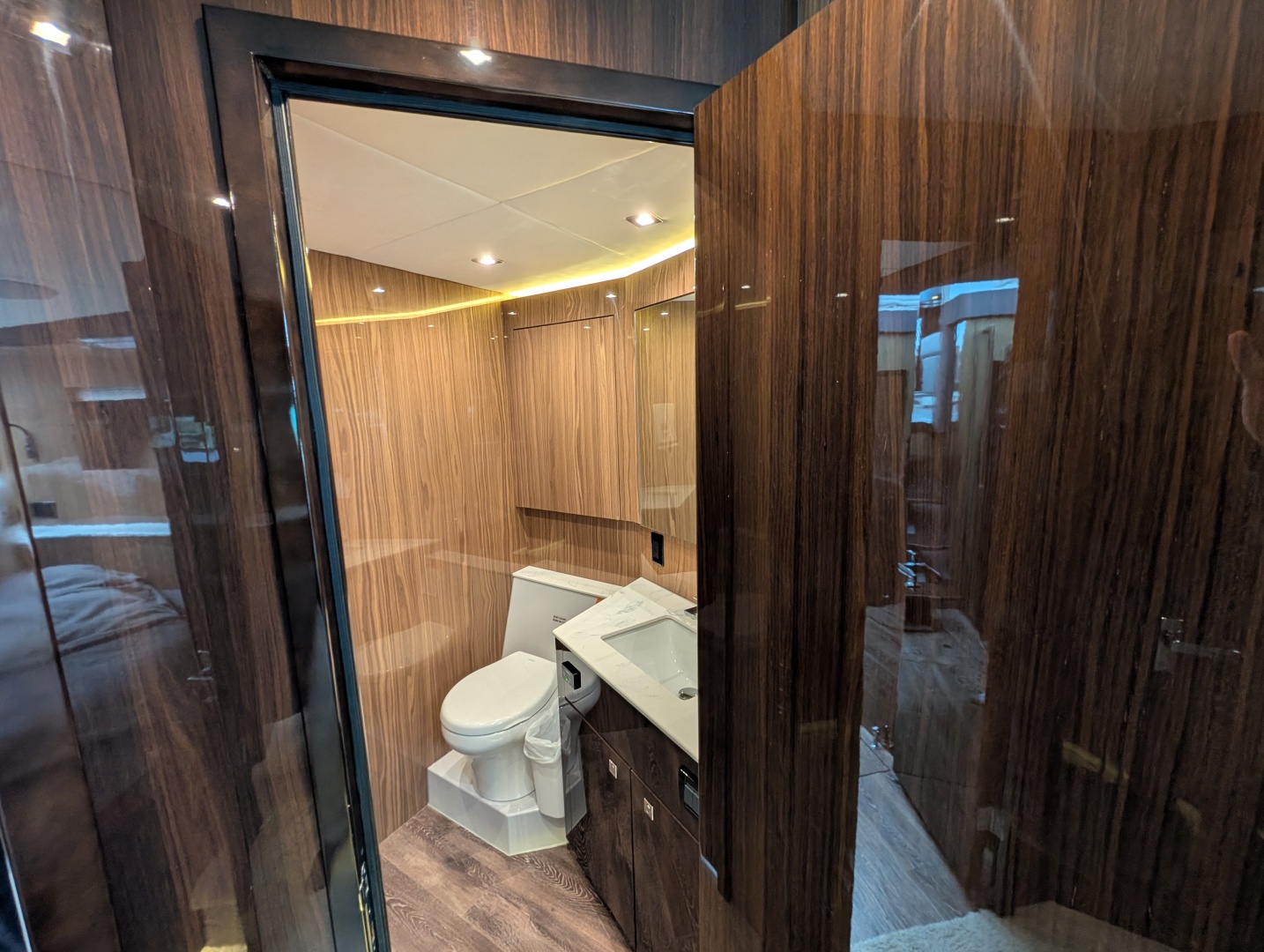 2022 Cruisers Yachts 54 Cantius - Image 49
