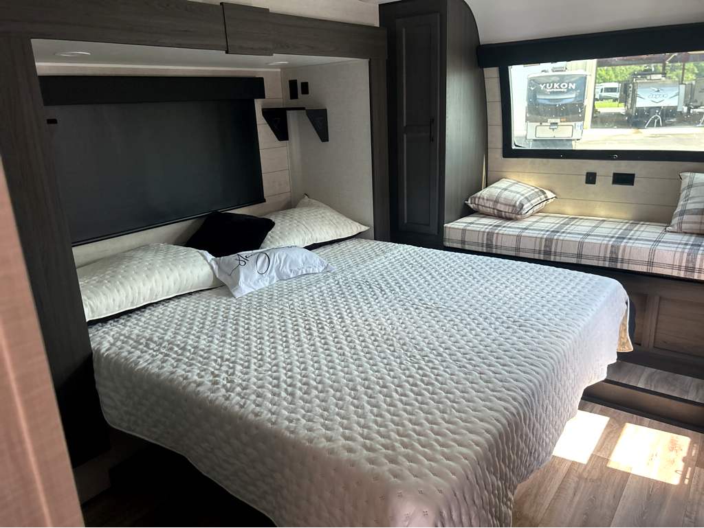 2026 VENTURE RV SPORTTREK 353VRK - Image 18