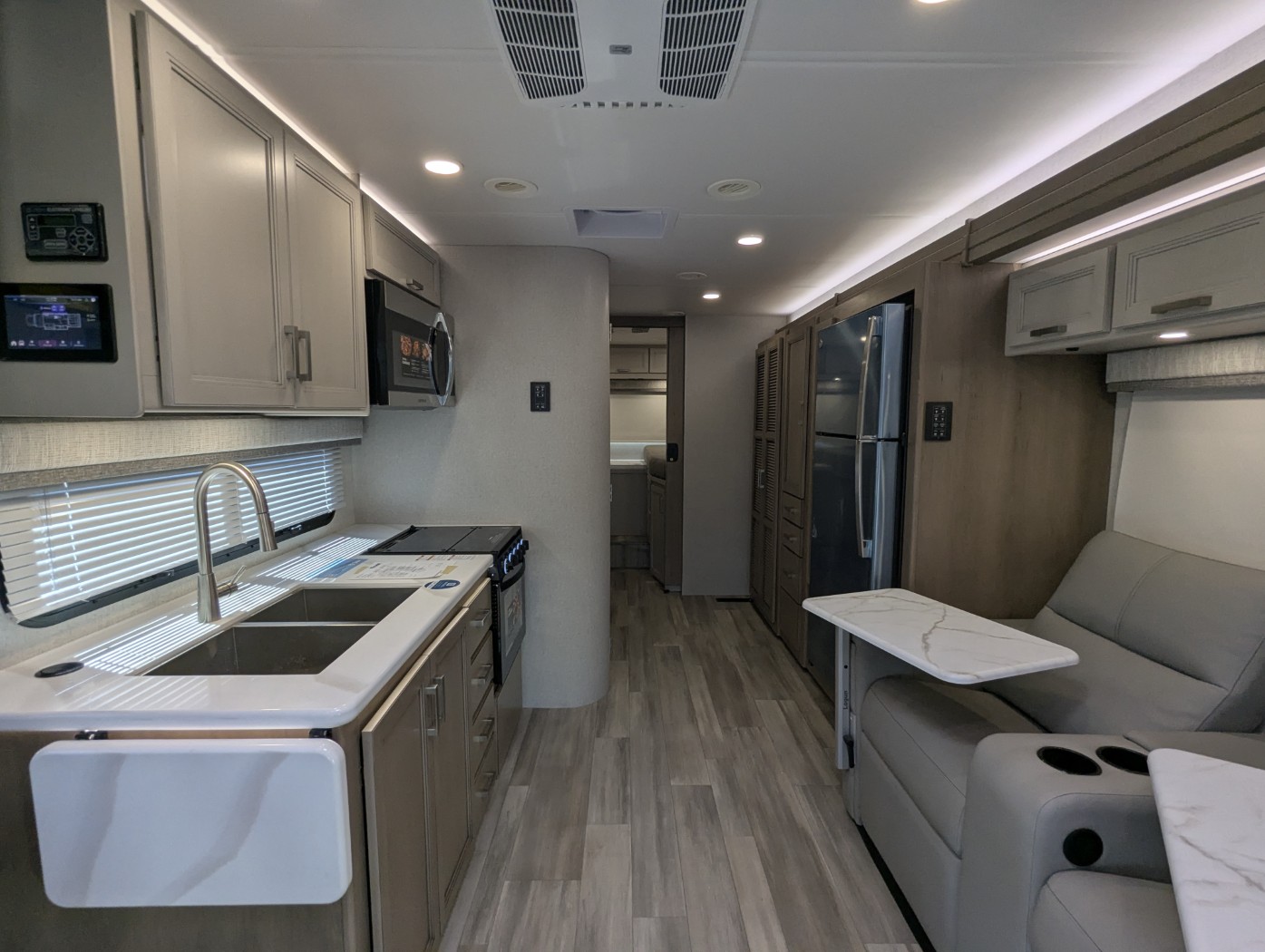 2027 Thor Motor Coach Omni Z30 - Image 15