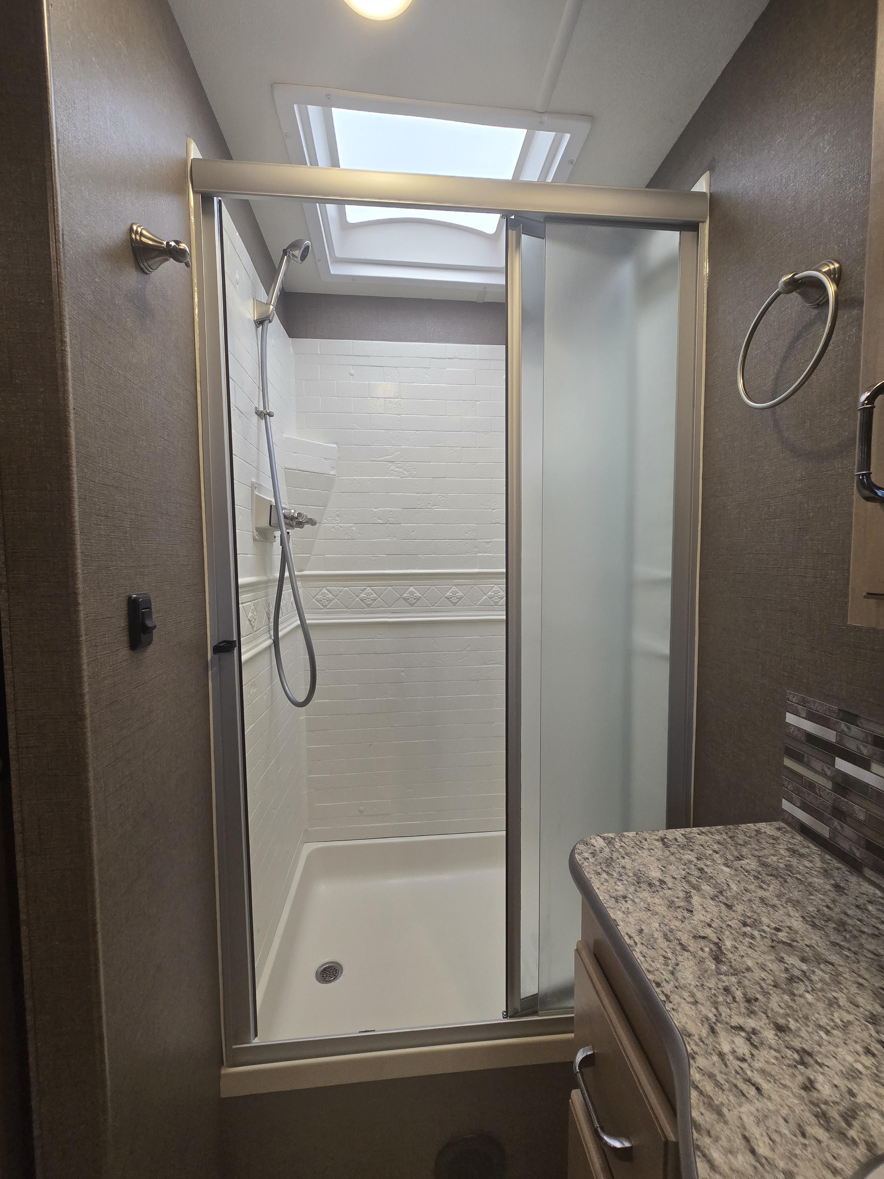 2018 Thor Motor Coach Hurricane 35M - Image 20