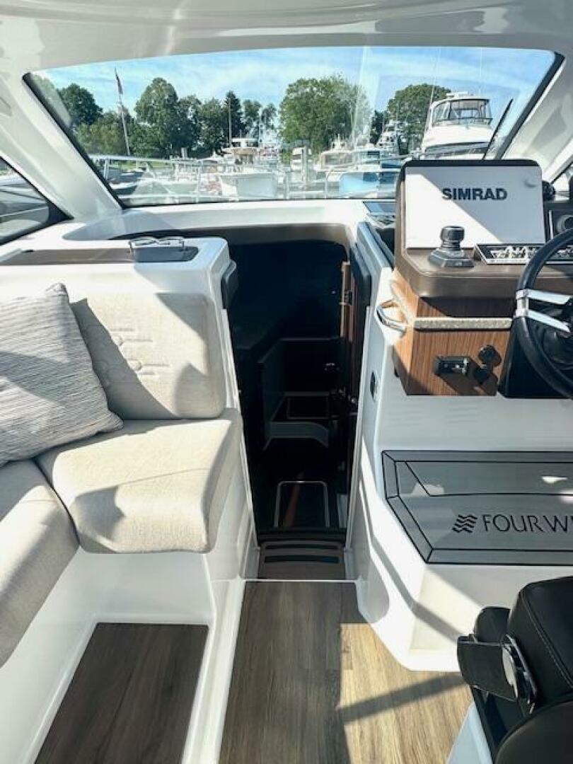 2020 Four Winns Vista 355 Coupe OB - Image 17