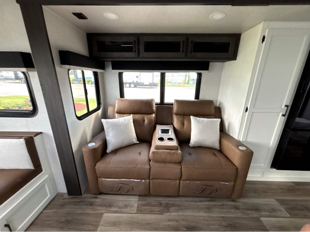 2026 VENTURE RV SPORTTREK 302VRD - Image 8