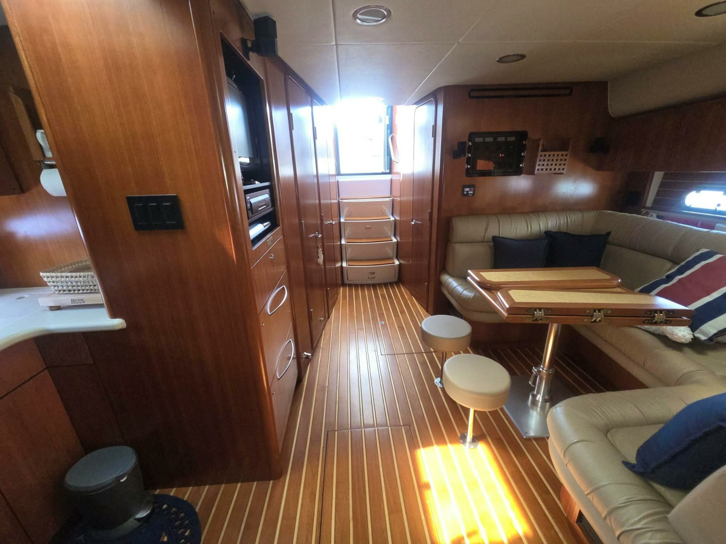 2001 TIARA - Image 21