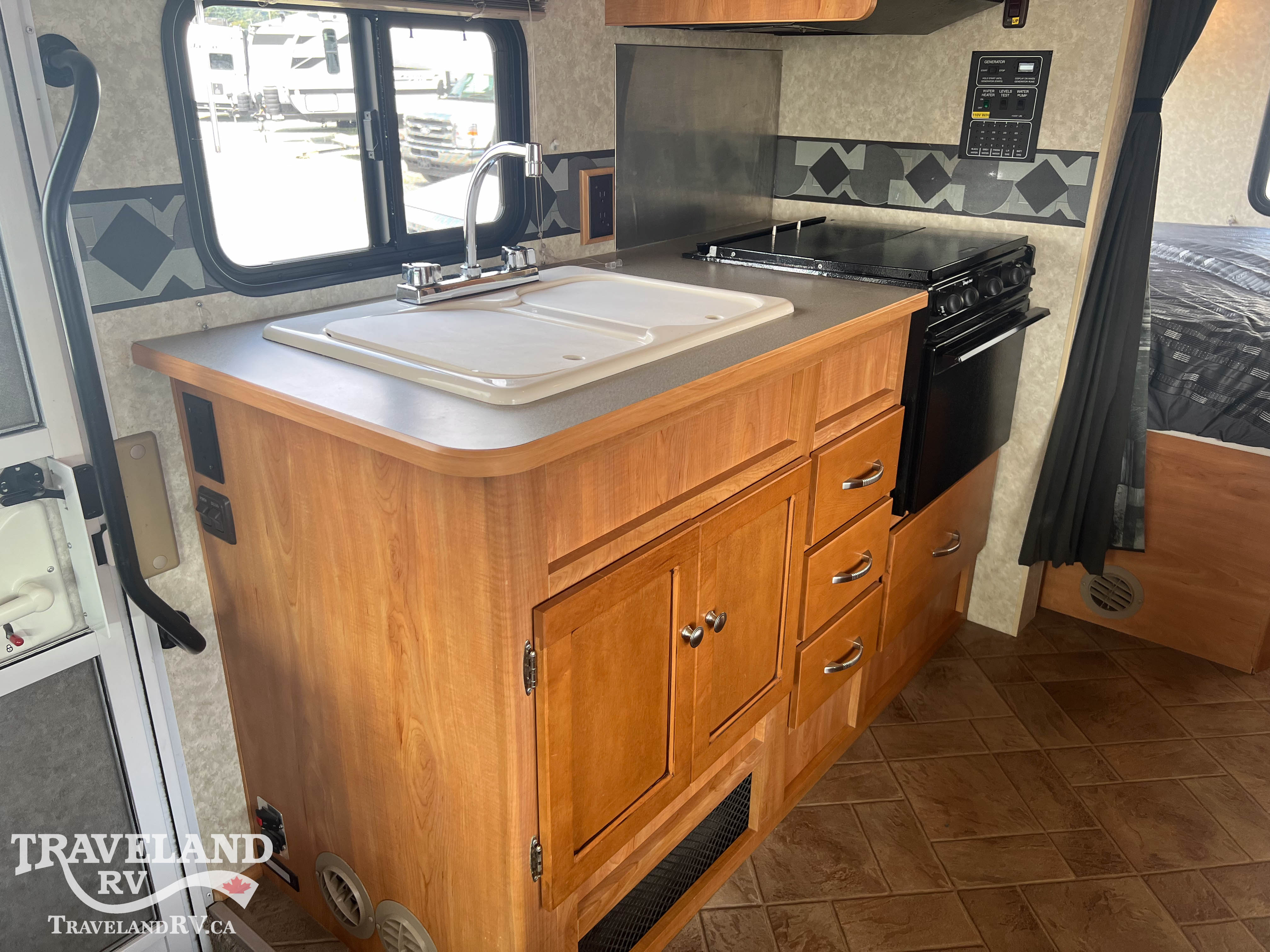 2010 Winnebago Access 24V - Image 16