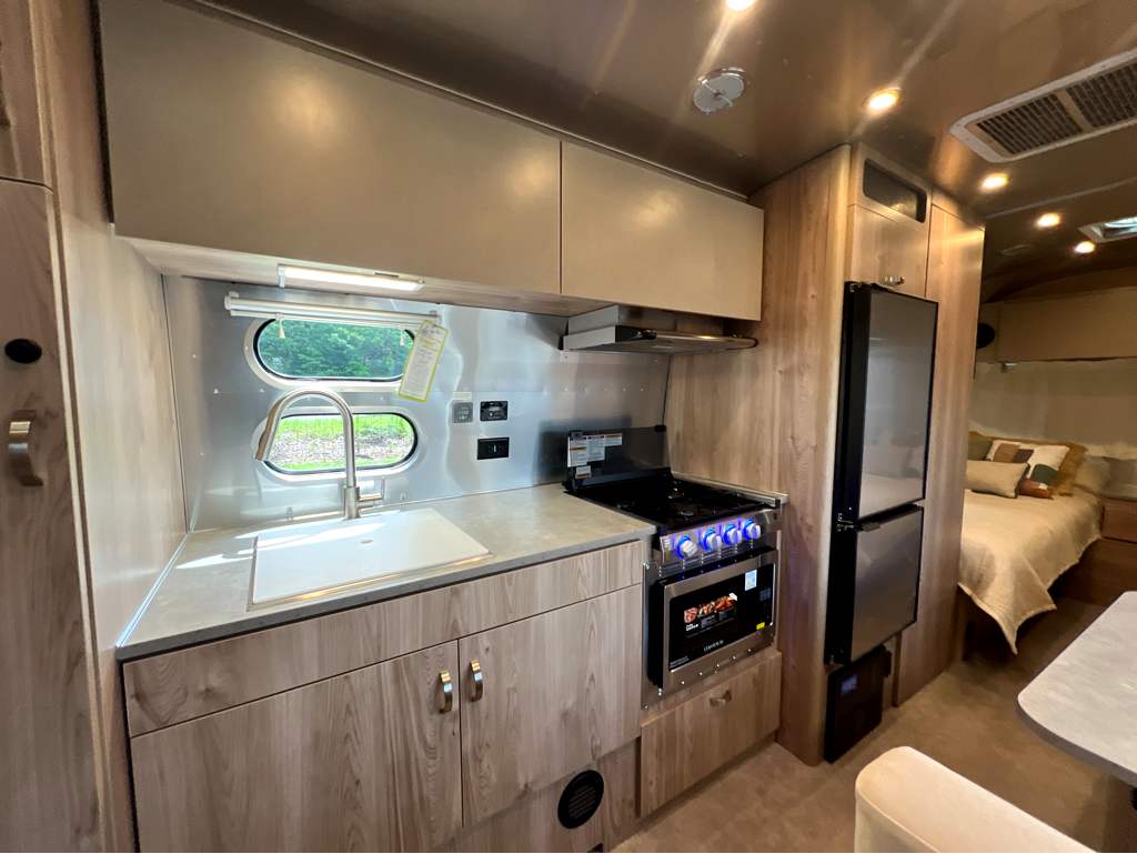 2027 AIRSTREAM FLYING CLOUD 23FBT - Image 9