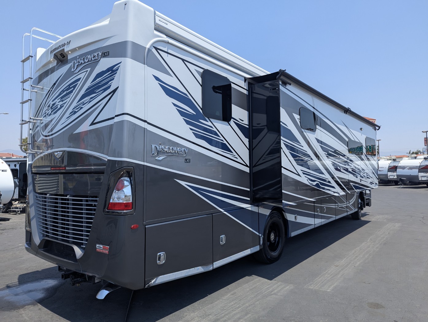 2026 Fleetwood Discovery LXE 40M - Image 7