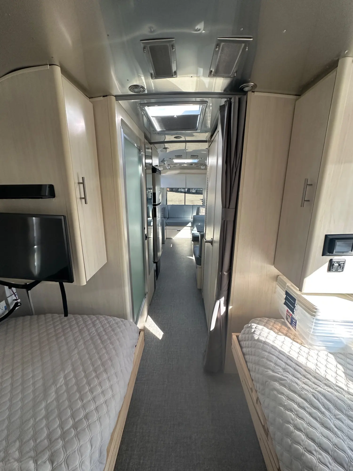 2023 Airstream Flying Cloud 28RBT - Image 12