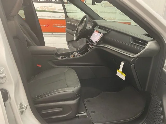 2026 Jeep Grand-Cherokee-L Laredo Altitude 4x4 - Image 37