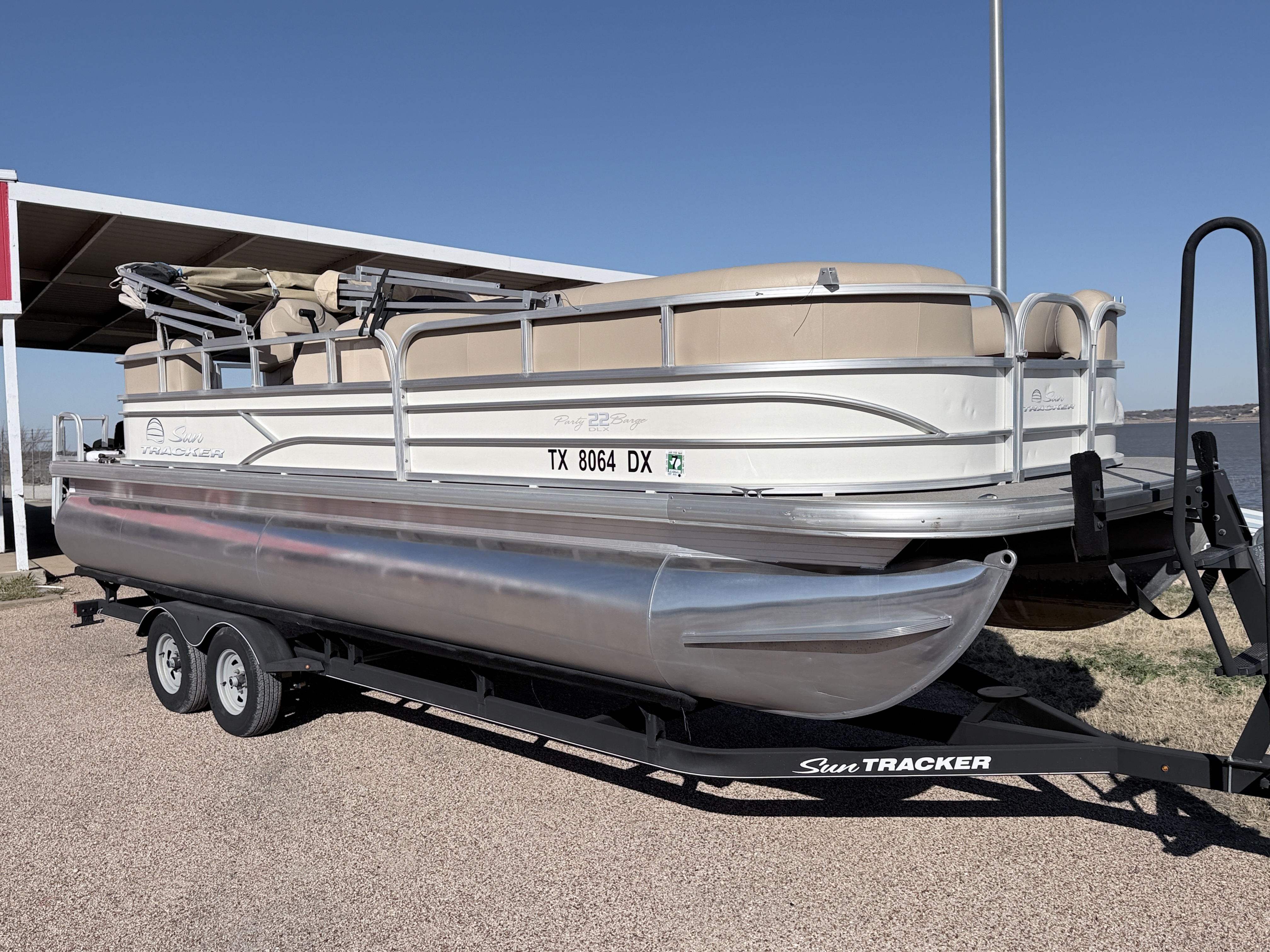2017 TRACKER 2016 PARTY BARGE 22 DLX - Image 2