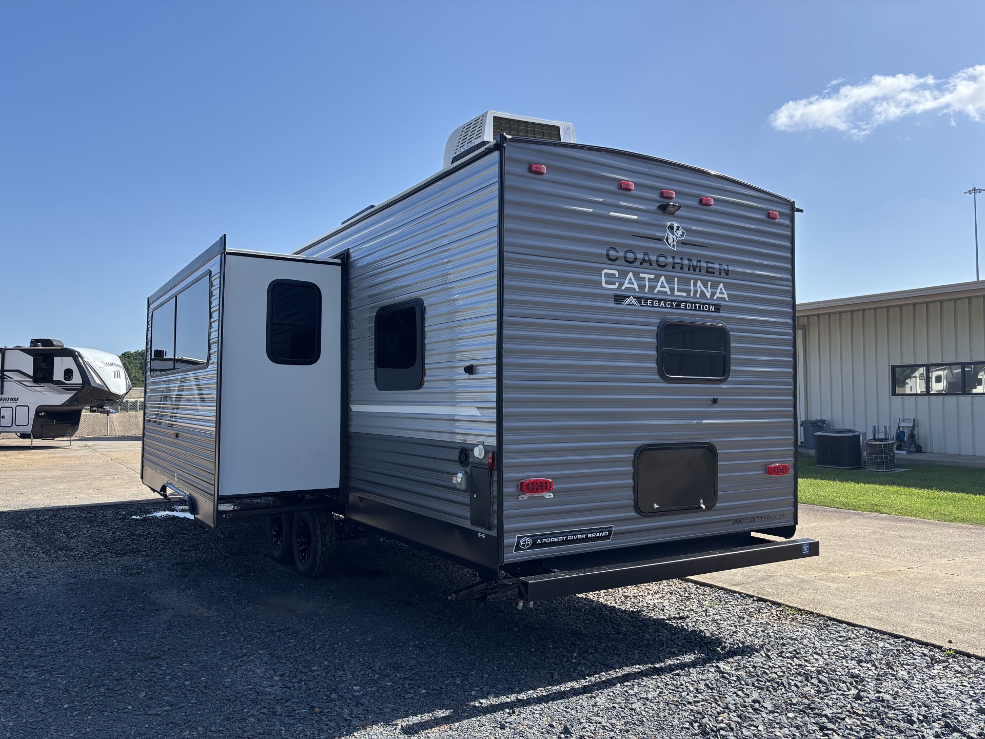 2027 Coachmen Catalina Legacy Edition 293TQBSCK - Image 6