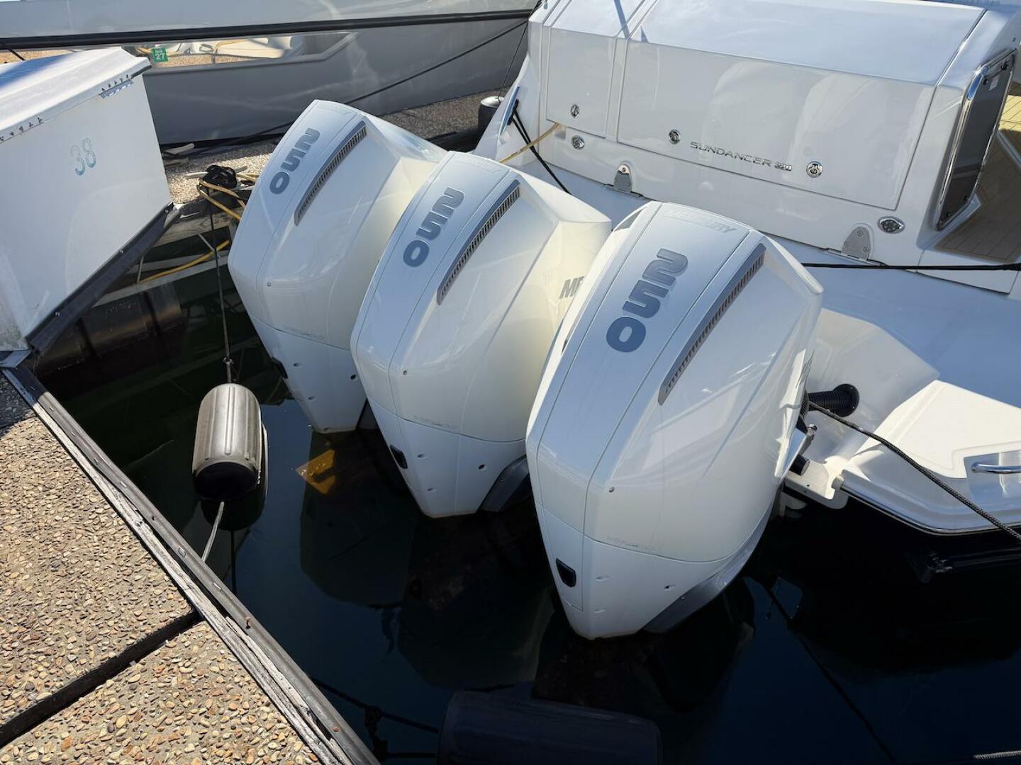 2023 Sea Ray 320 Outboard - Image 16