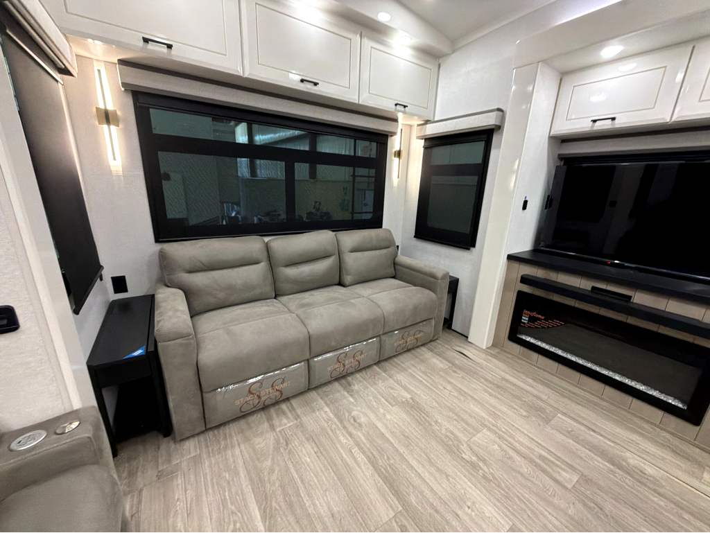 2027 JAYCO PINNACLE 32RLTS - Image 18
