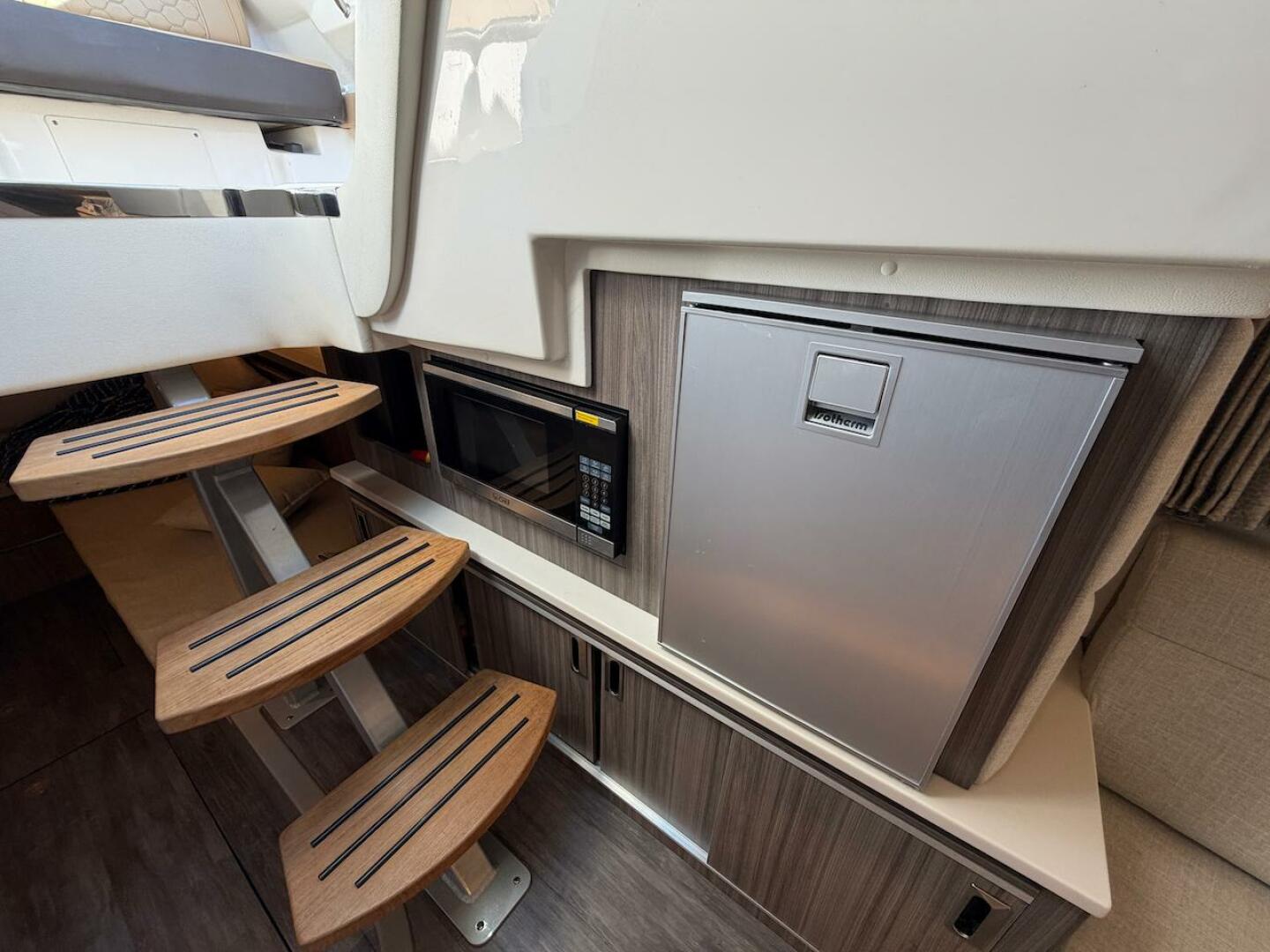 2023 Sea Ray 320 Outboard - Image 37