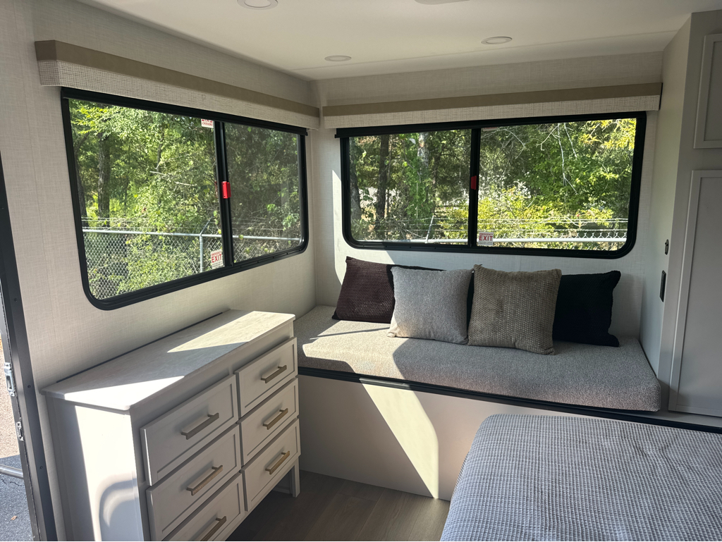 2027 VENTURE RV STRATUS 282VFD - Image 26