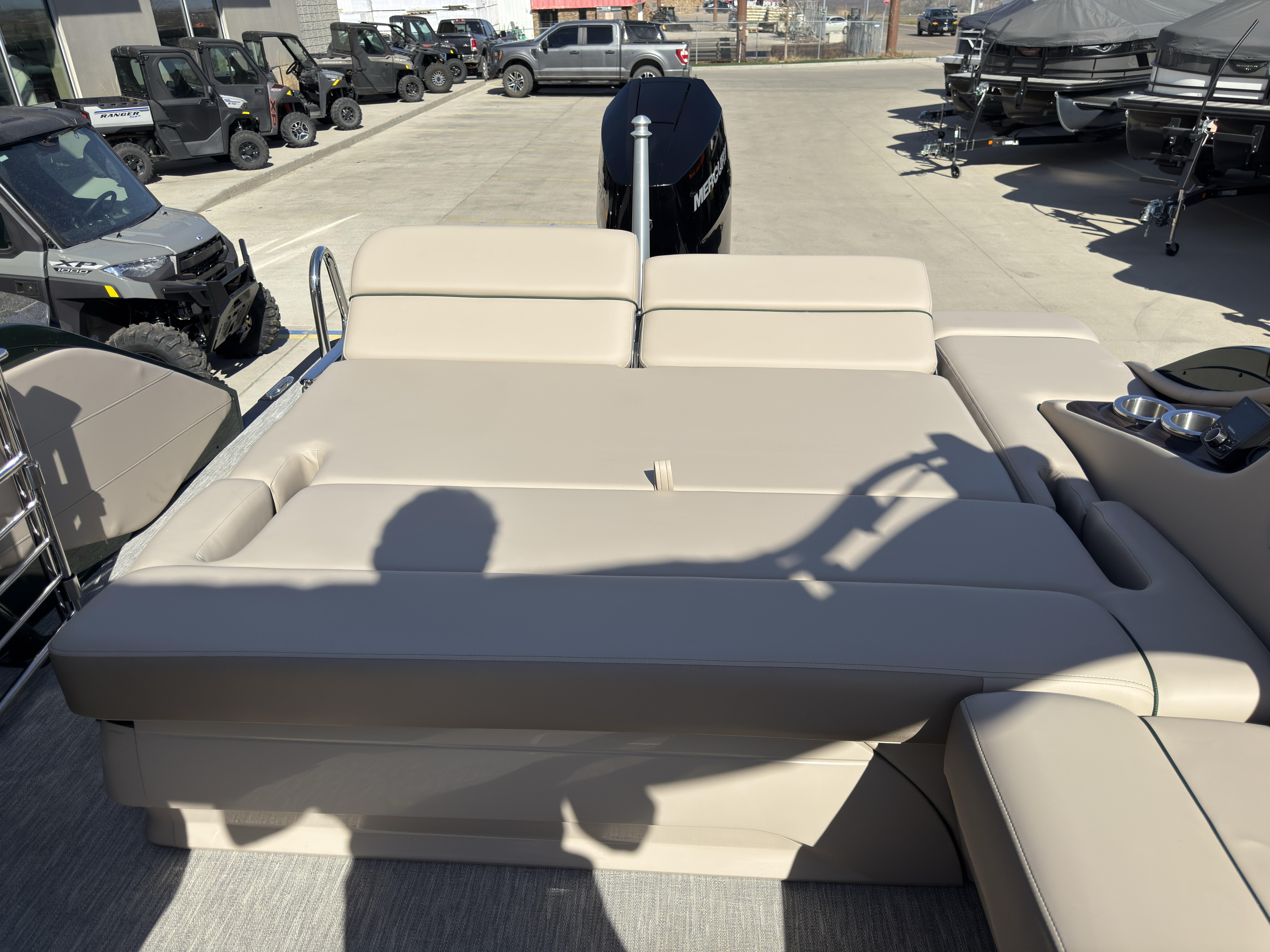 2026 Bennington 25QXSBA 425HP V10 Tritoon Pontoon - Image 41