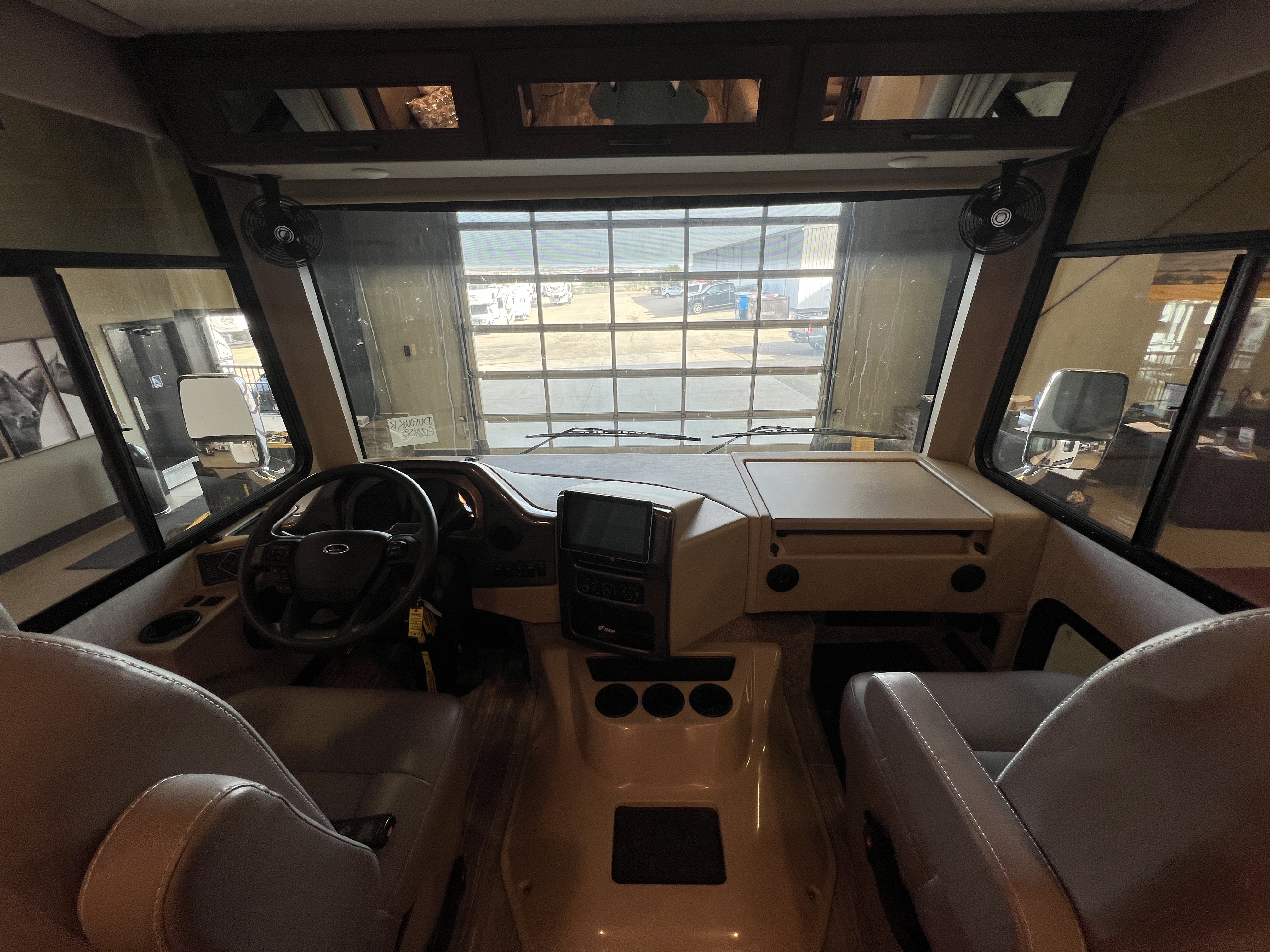 2022 Thor Motor Coach Hurricane 34R - Image 8