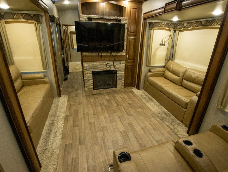 2018 Keystone Montana 3820FK - Image 13
