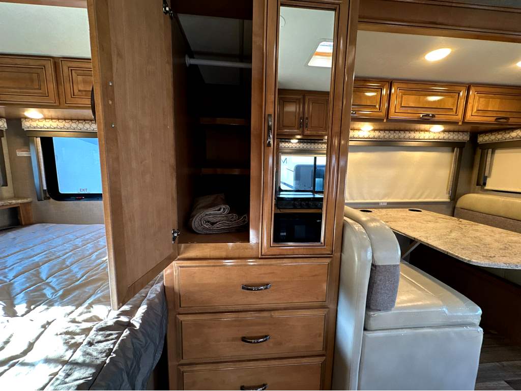 2018 THOR MOTOR COACH QUANTUM KM24 - Image 16