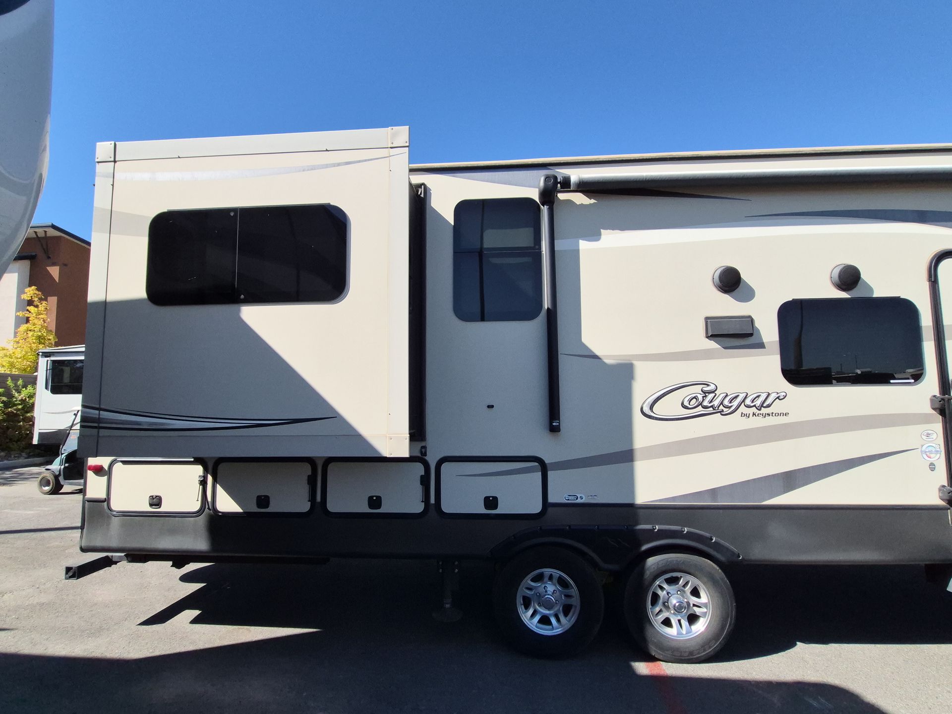 2017 Keystone Cougar 326RDS - Image 9