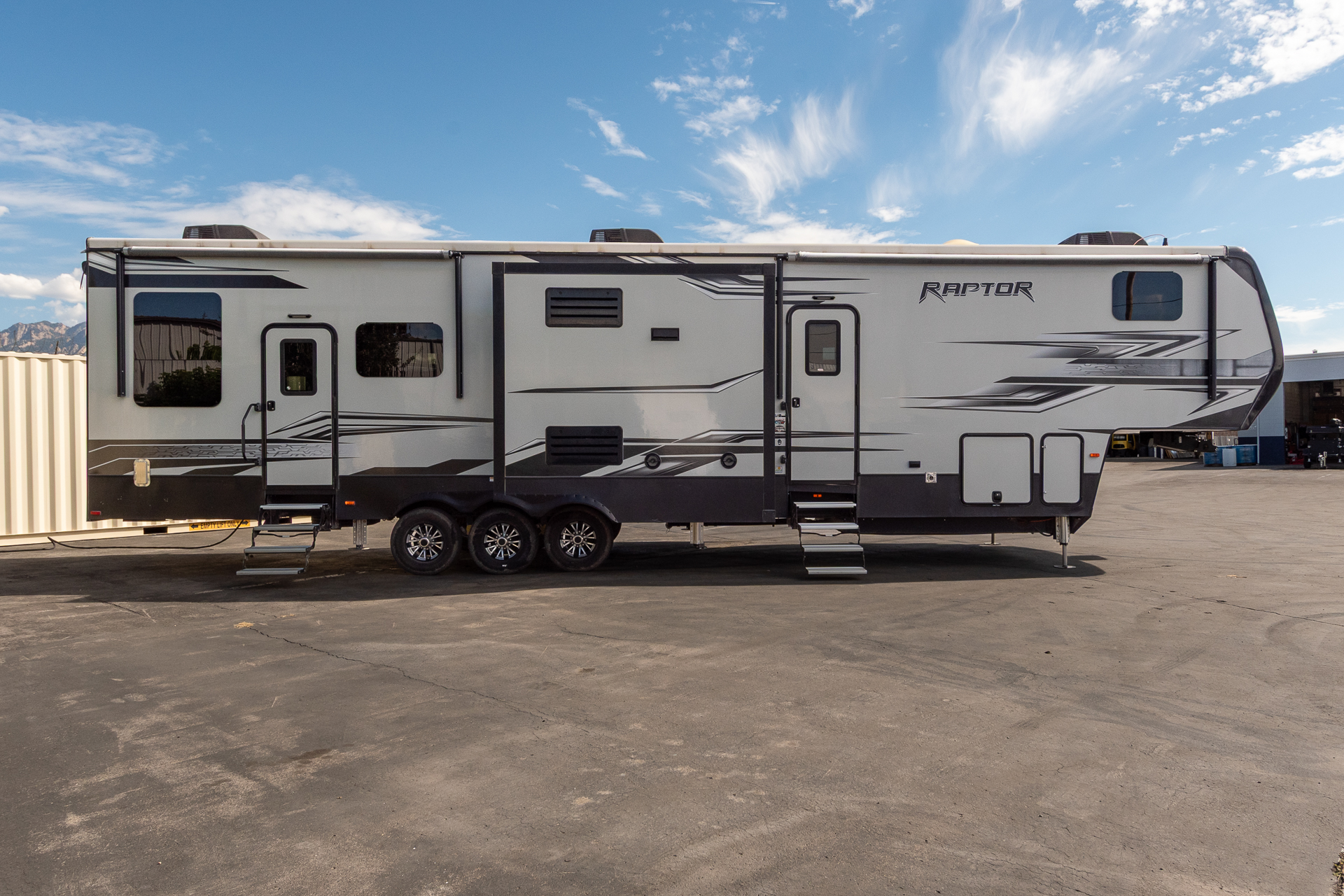 2017 Keystone Raptor 424TS - Image 6