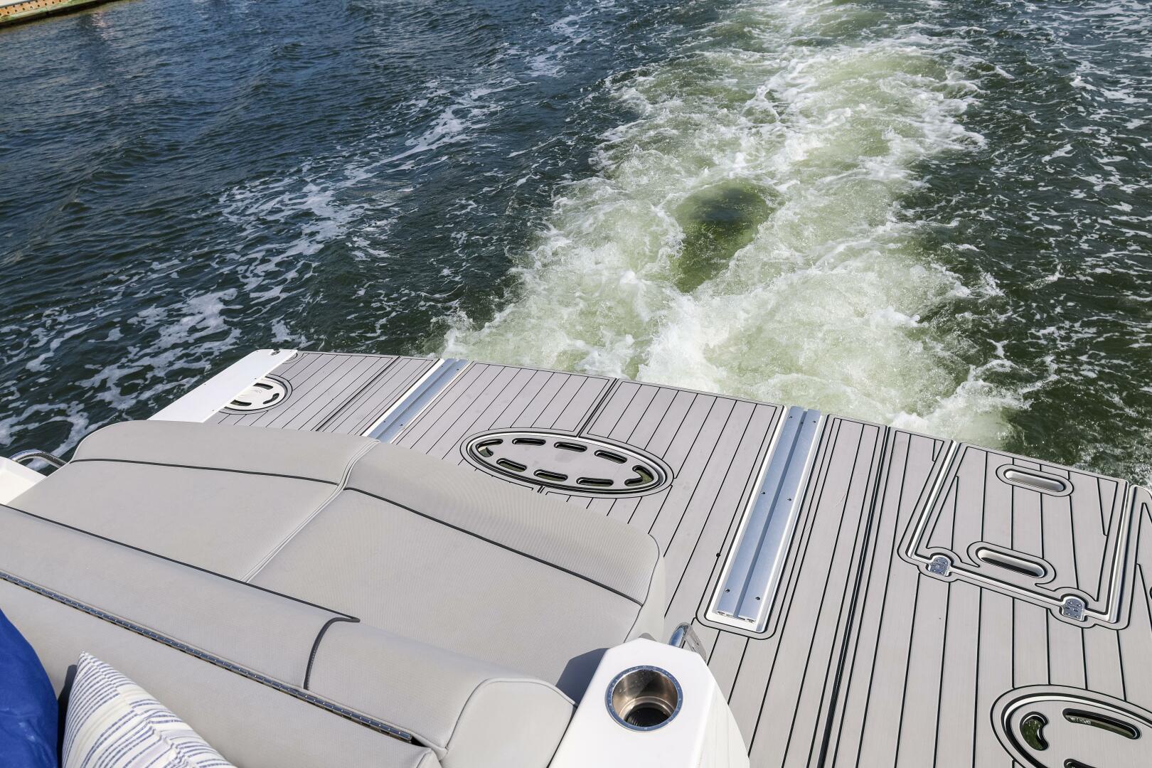 2014 Cruisers Yachts 45 Cantius - Image 11
