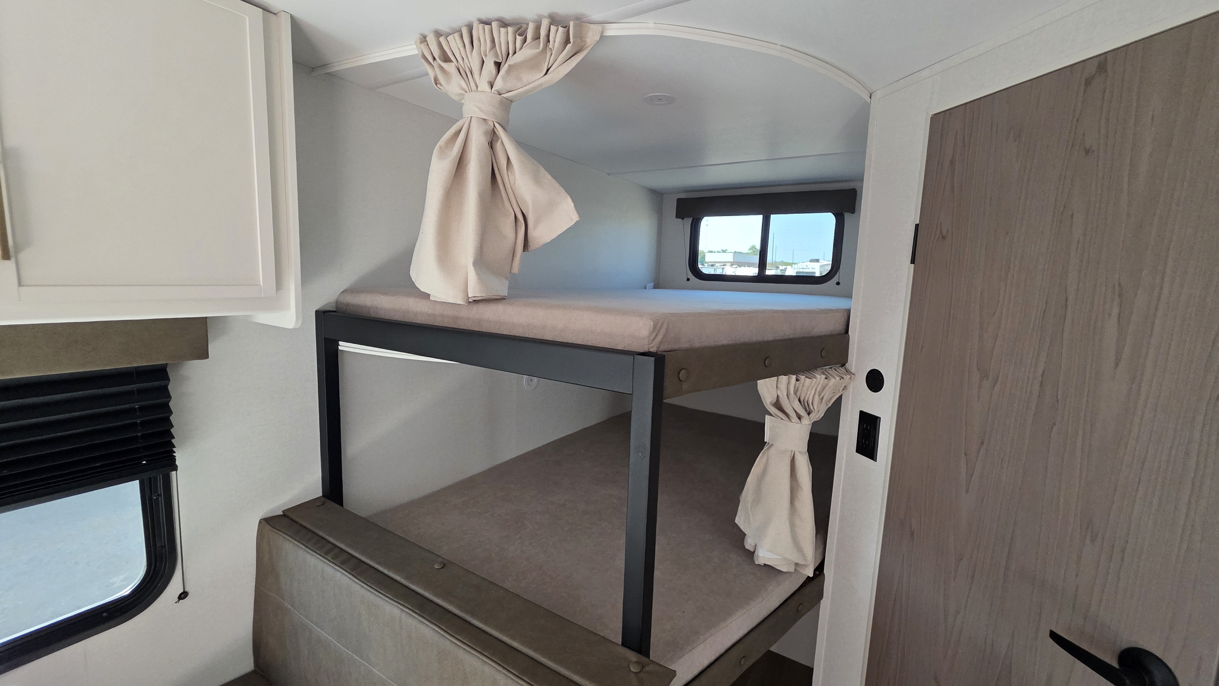 2027 GRAND DESIGN TRANSCEND 26BHX - Image 13
