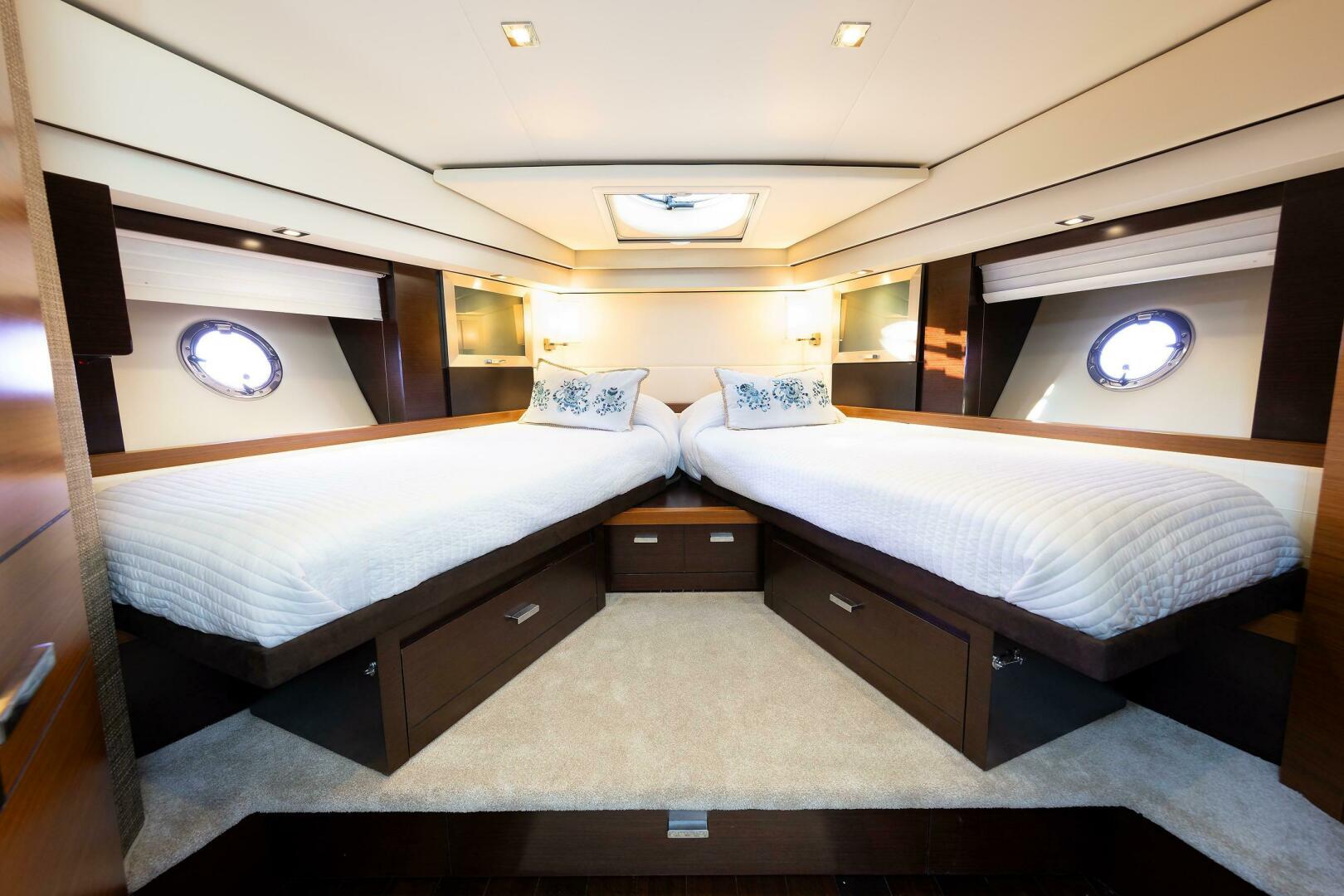 2014 Tiara Yachts 5000 Express - Image 32