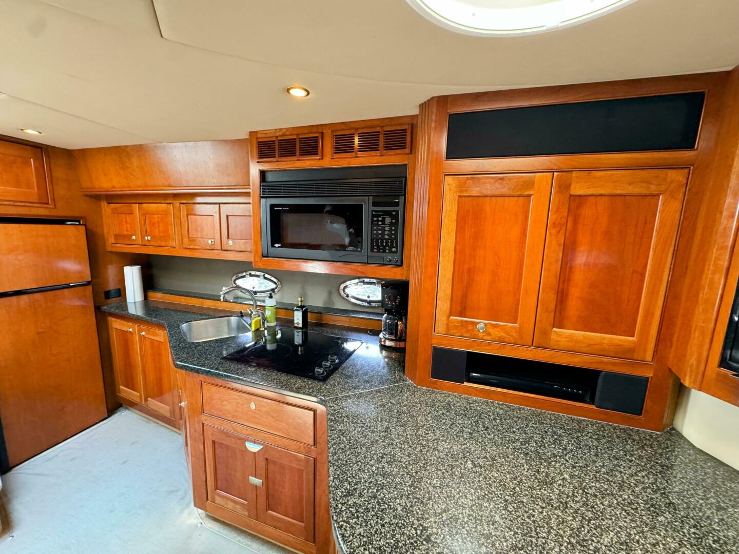 2005 Cruisers Yachts 540 Express - Image 43
