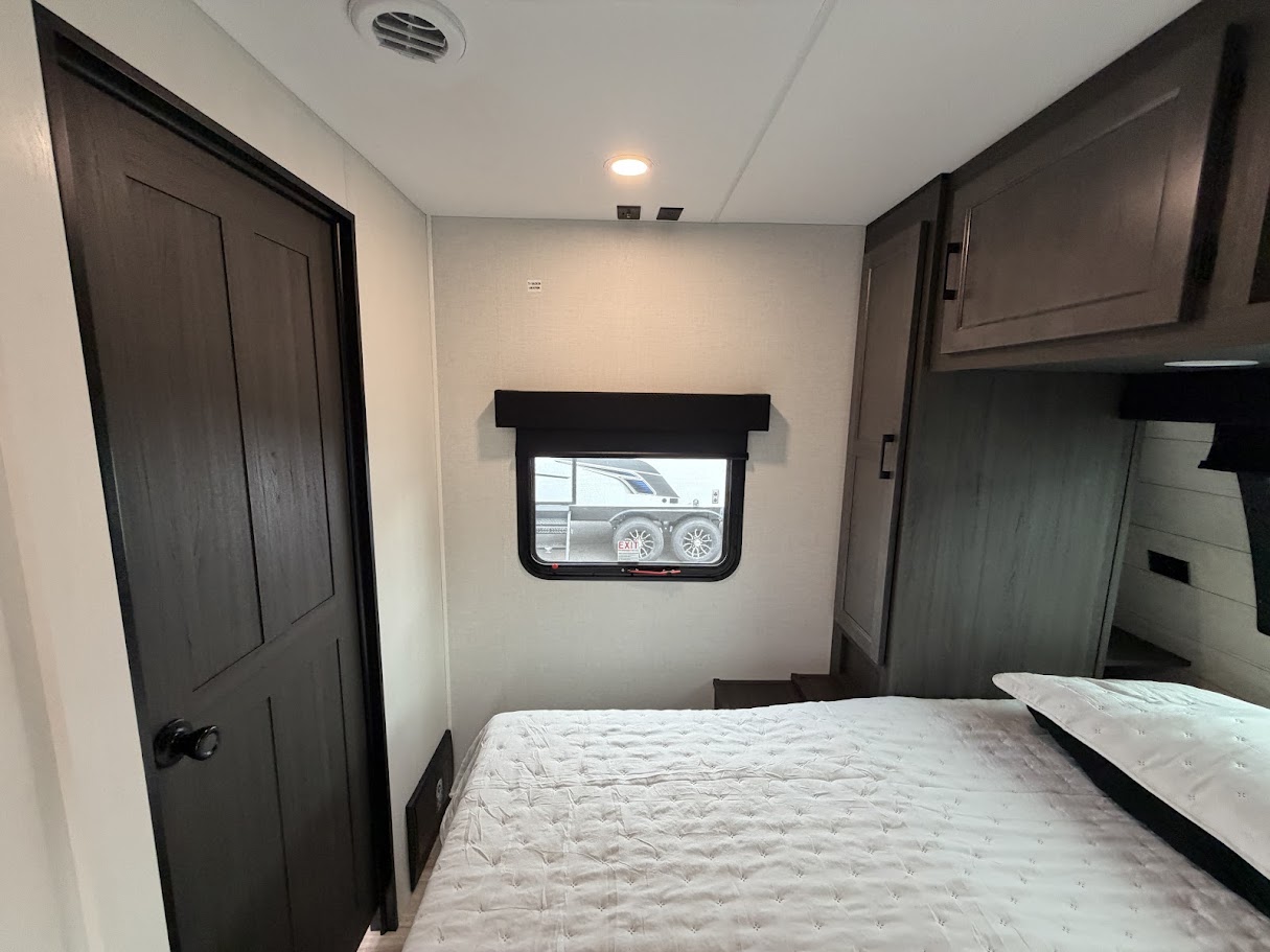 2026 VENTURE RV SPORTTREK 327VIK - Image 69