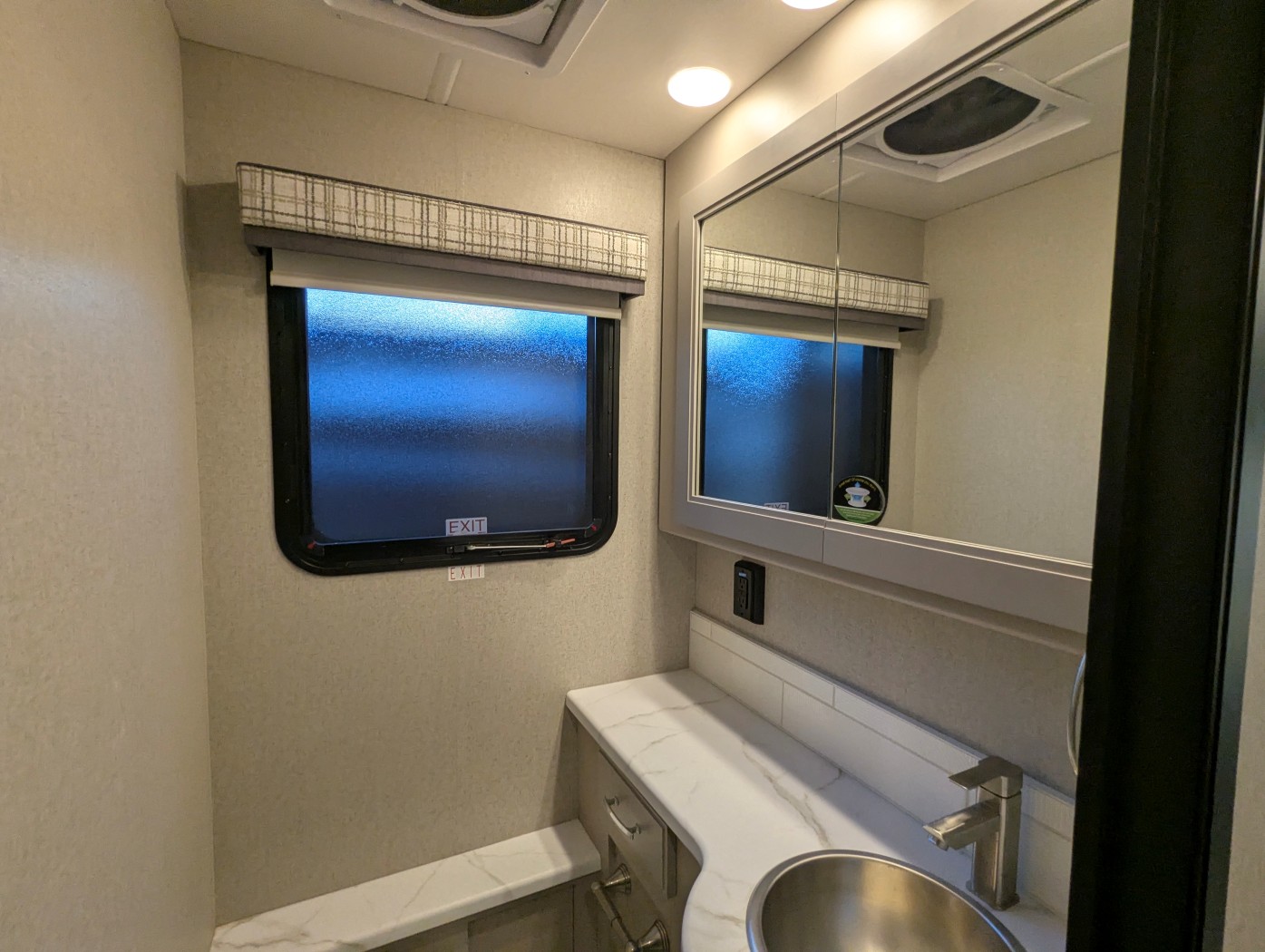 2026 Thor Motor Coach Aria 3901 - Image 23