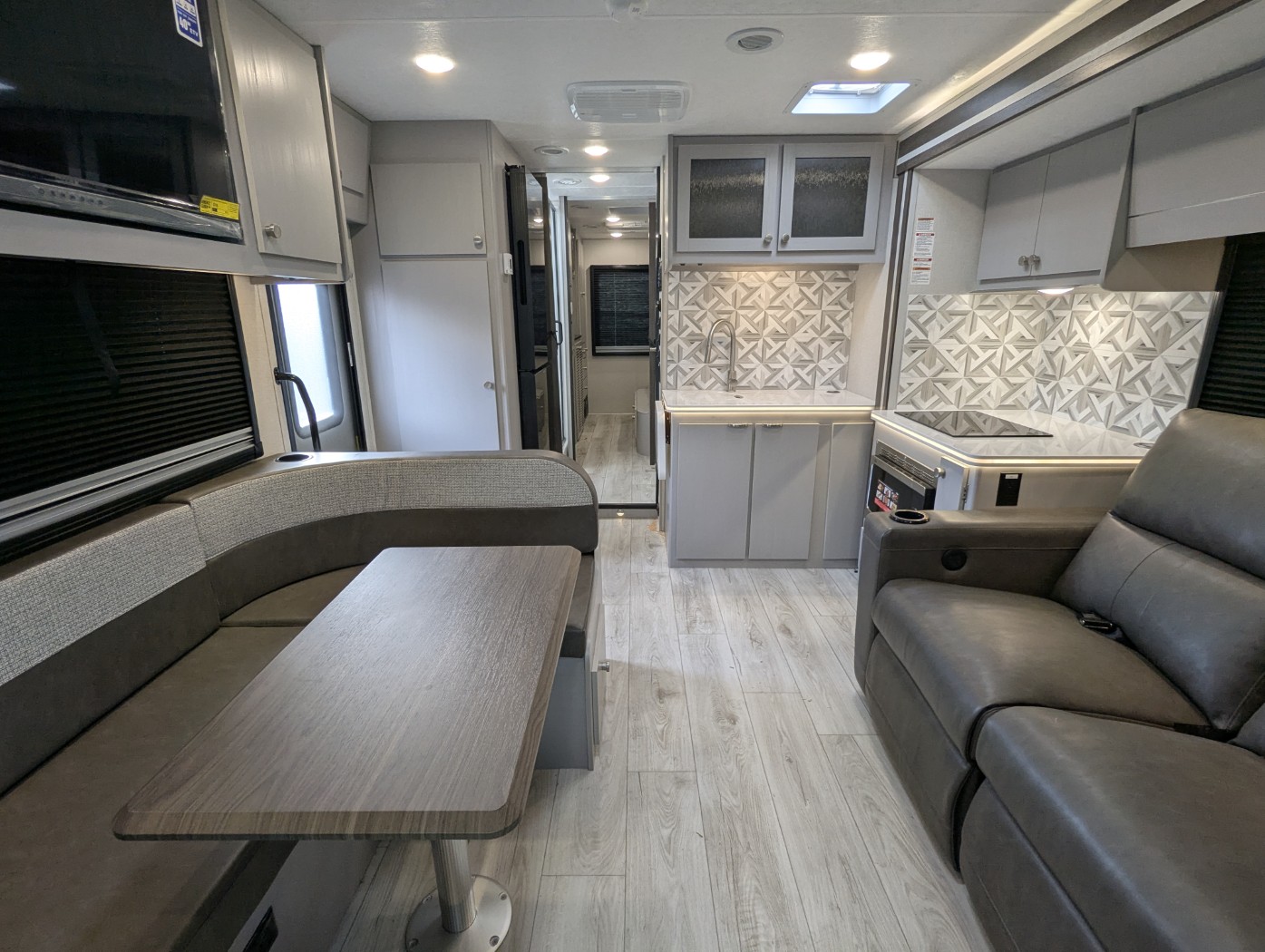 2026 Coachmen Entourage 330DS - Image 11