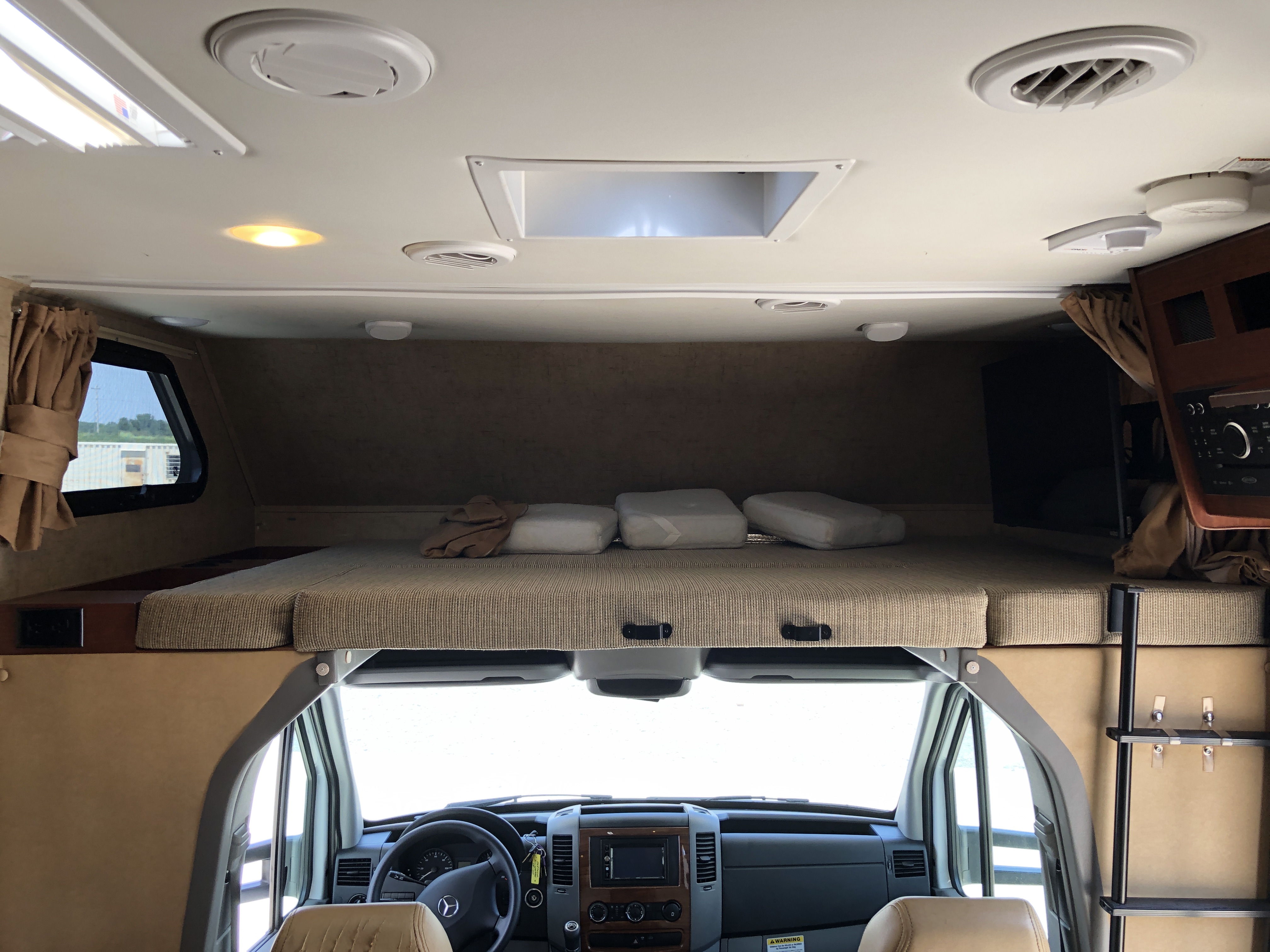 2016 Forest River SUNSEEKER 2400WS - Image 13