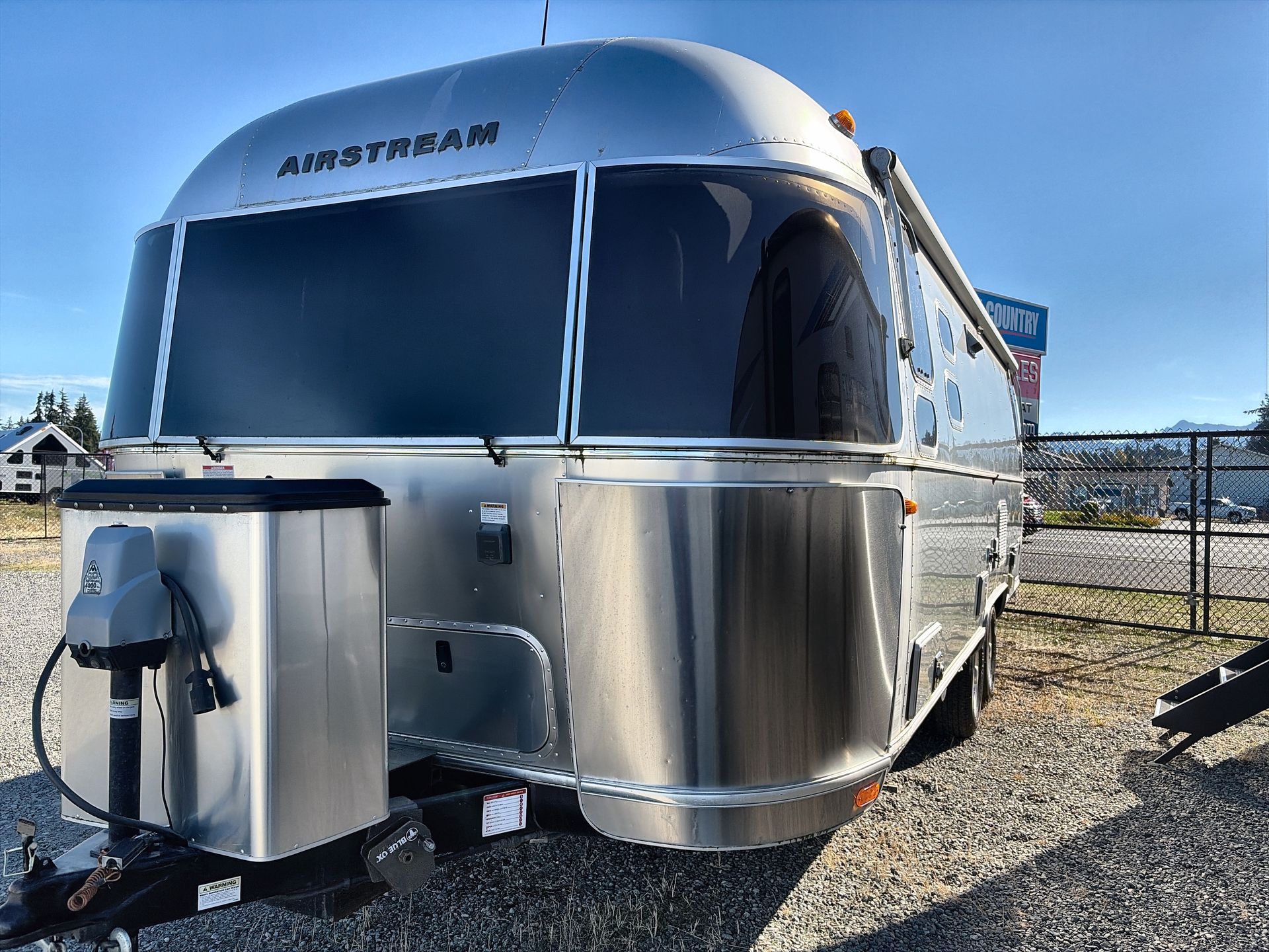 2018 Airstream Flying Cloud 26RB - Image 3