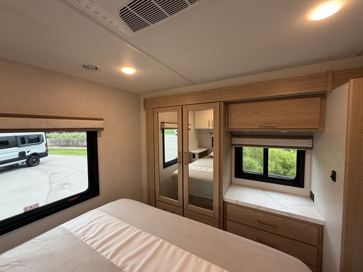 2027 THOR MOTOR COACH MAGNITUDE GA31 - Image 44