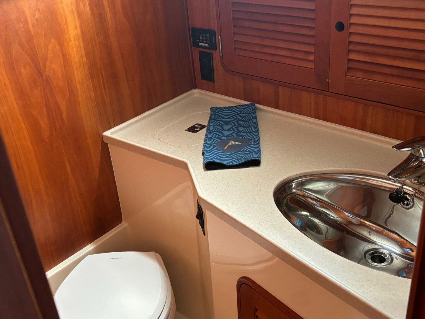2005 Hinckley Talaria 44 Motor Yacht - Image 8