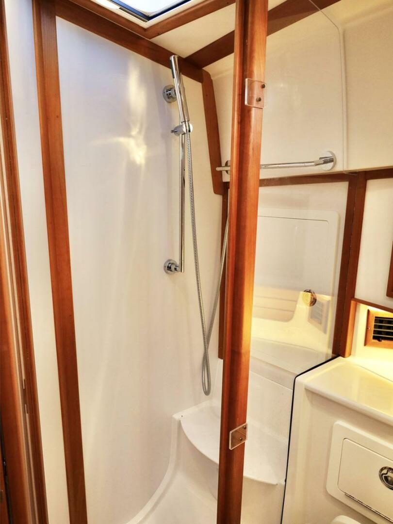 2018 Sabre 48 Flybridge Sedan - Image 25