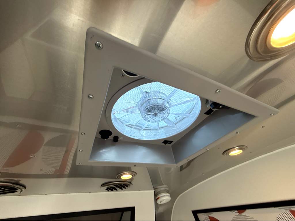 2022 AIRSTREAM CARAVEL 19CB - Image 17